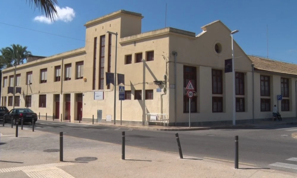 Famílies es queden sense plaça en valencià al CEIP Candalix d’Elx, malgrat haver-lo triat com a primera opció